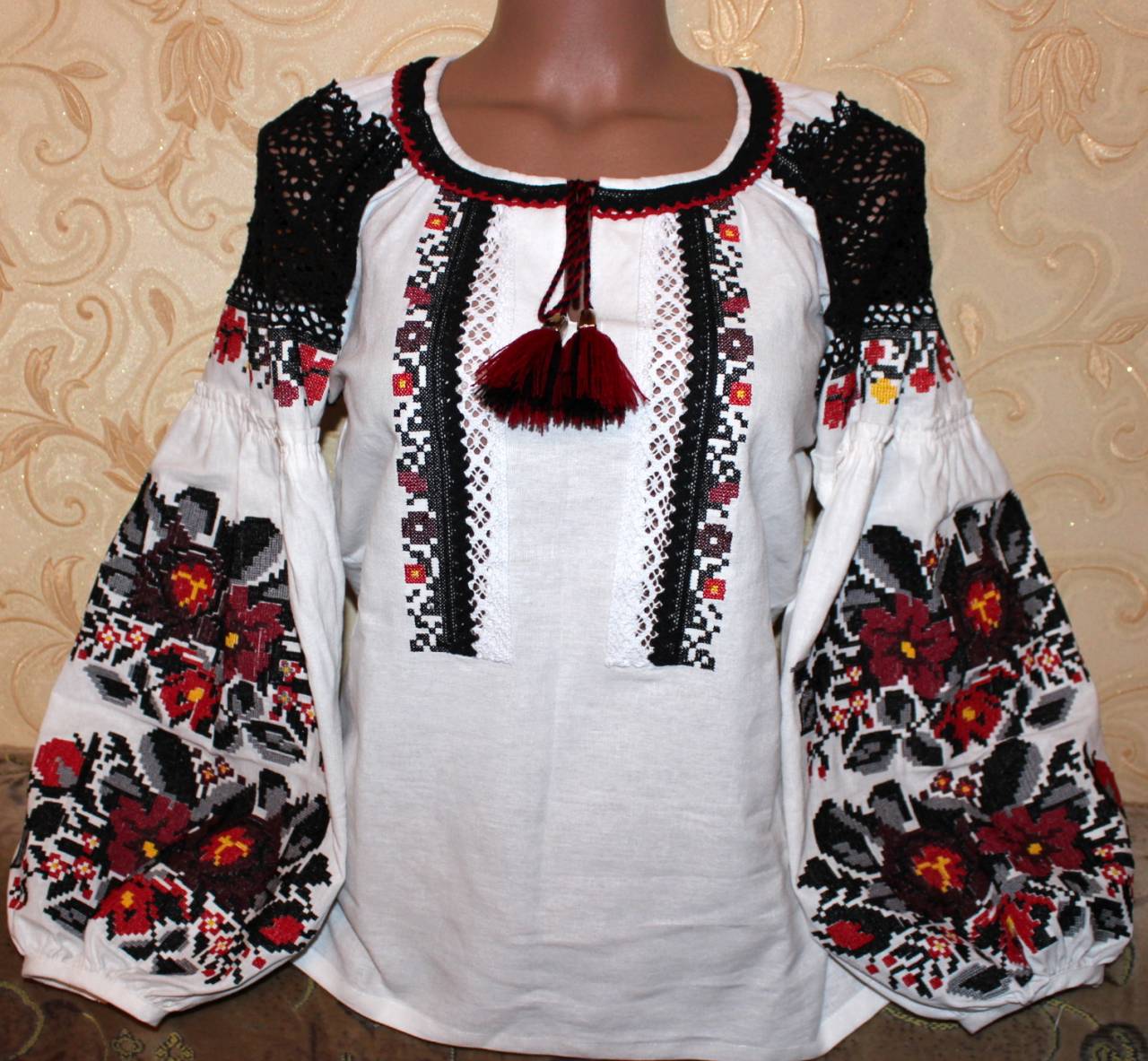 Жіноча борщівська вишиванка машинна вишивка